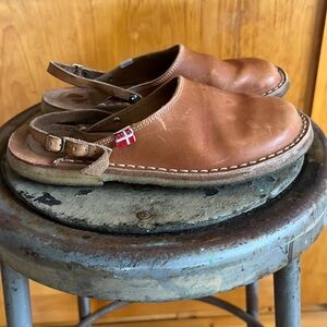 Duckfeet mules with strap